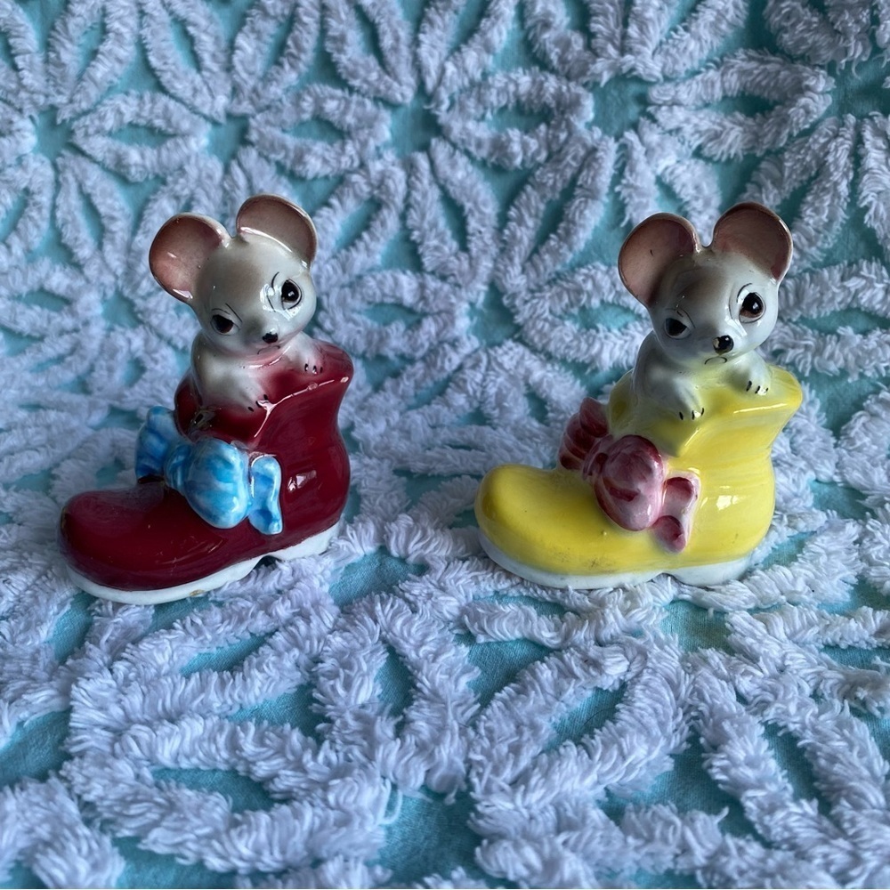 Vintage Salt & Pepper shakers mice in shoe boot kitsch vintage kitchen